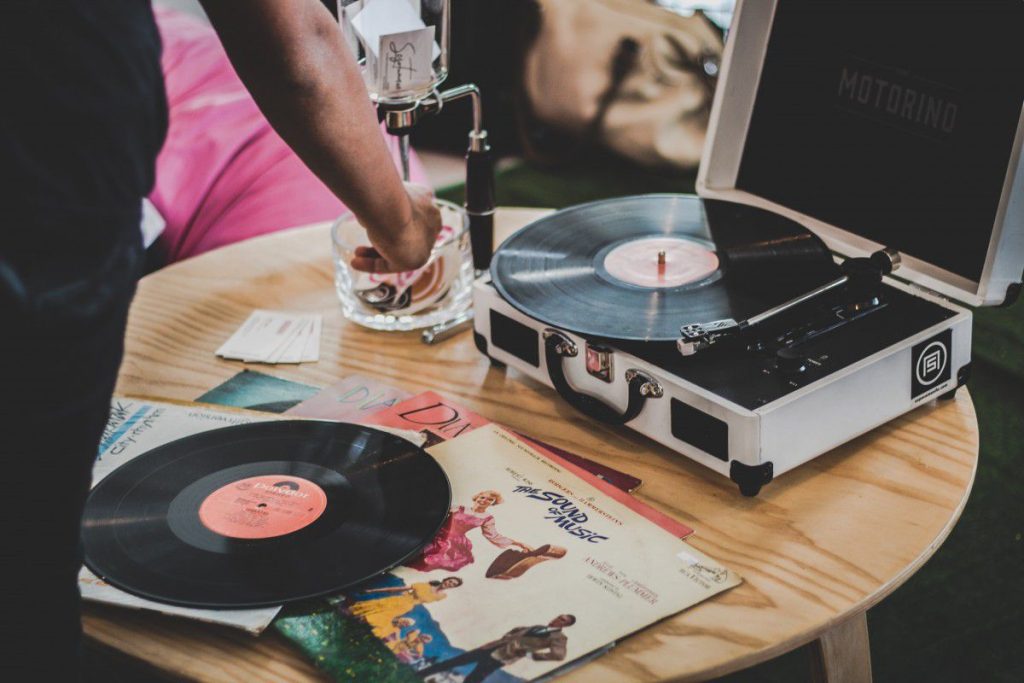 15 Meilleure Platine Vinyle Enceintes Intégrées Bon Marché Pour Écouter Du Vinyle Avec Style 45 platine vinyle enceintes intégrées